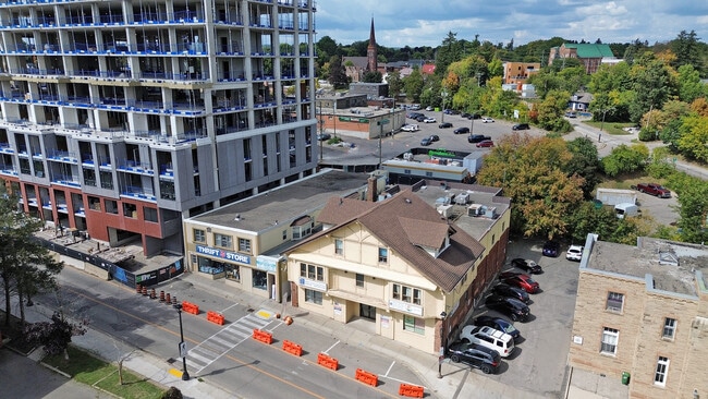 Plus de détails pour 72 Mill St, Halton Hills, ON - Bureau à vendre