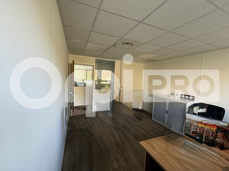Office in Vitrolles for lease - Interior Photo - Image 3 of 13
