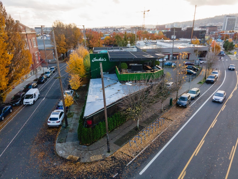 930 SE Sandy Blvd, Portland, OR for sale - Building Photo - Image 2 of 6