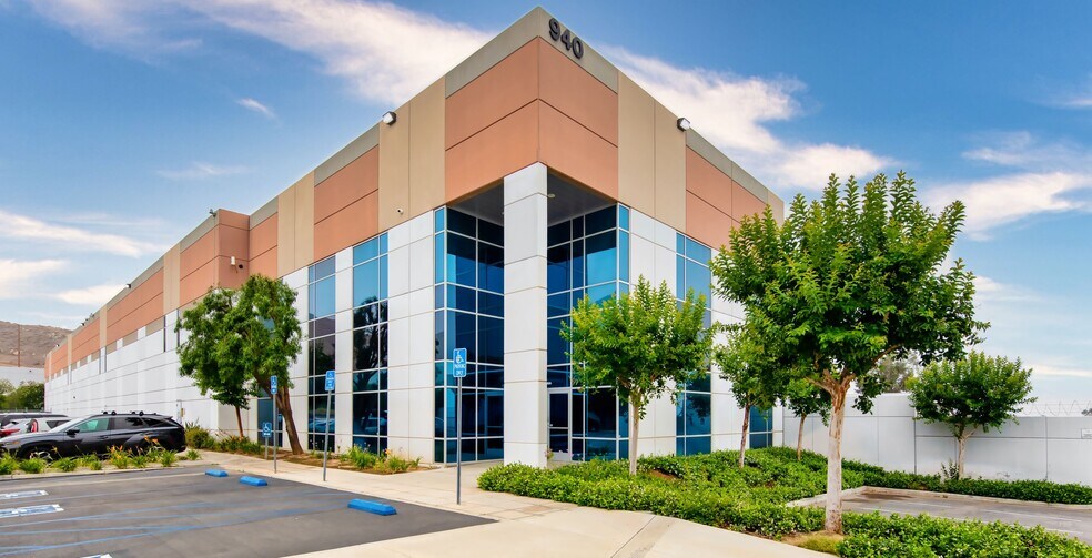 940 Columbia Ave, Riverside, CA à louer - Photo du bâtiment - Image 3 de 9