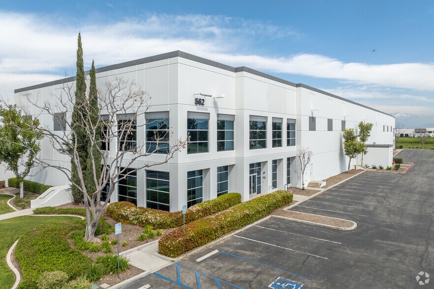 562 W Santa Ana Ave, Bloomington, CA à louer - Photo principale - Image 1 de 5