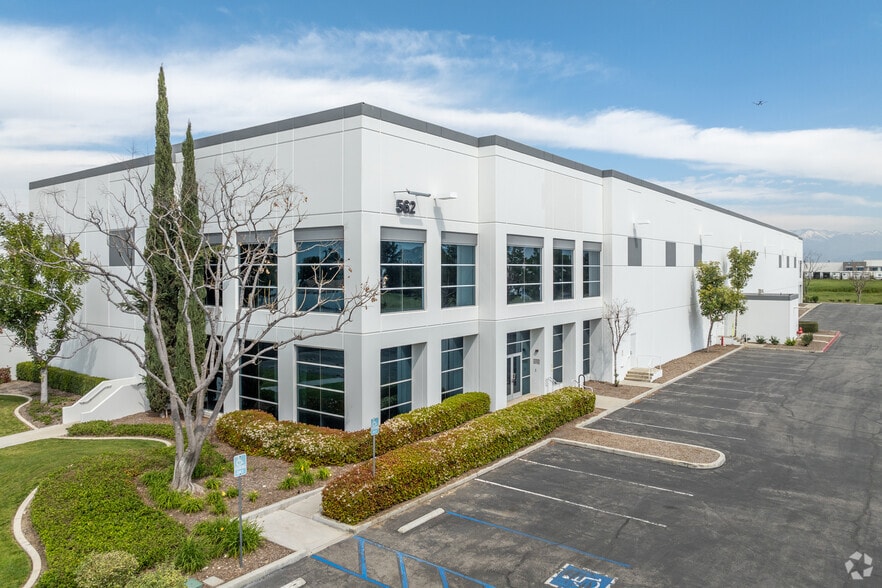 562 W Santa Ana Ave, Bloomington, CA for lease - Primary Photo - Image 1 of 5
