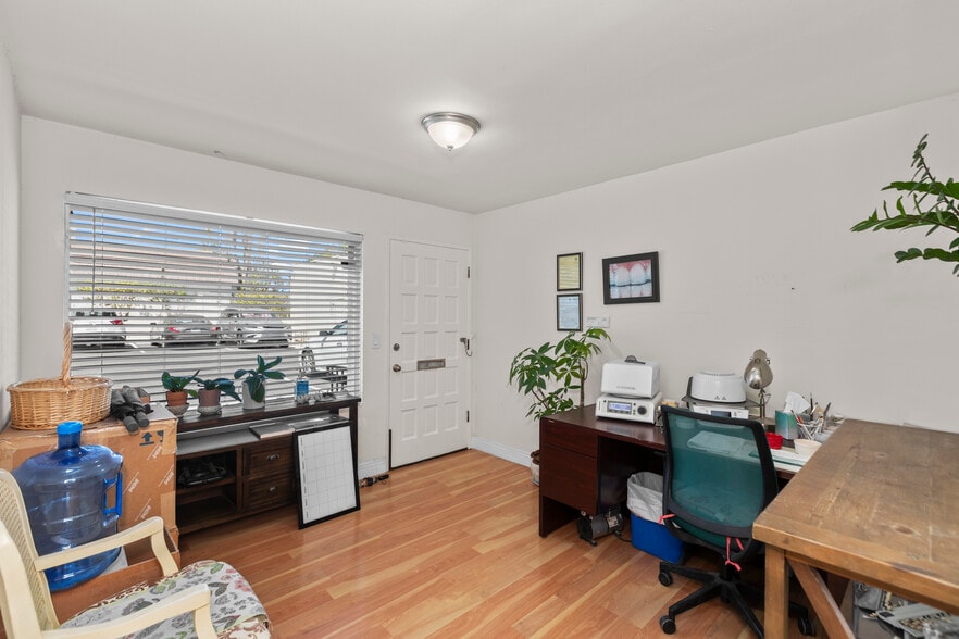 1027-1035 E Grand Ave portfolio of 2 properties for sale on LoopNet.ca - Interior Photo - Image 3 of 48