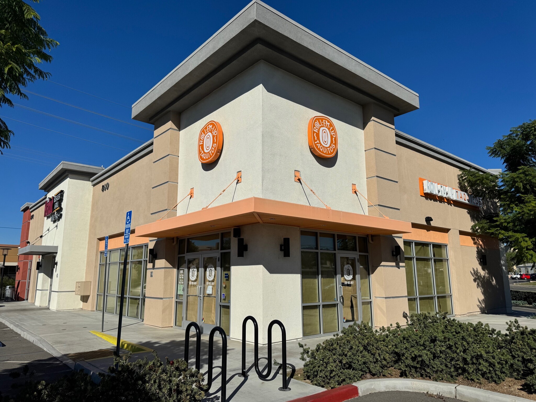 860 N Main St, Corona, CA à louer Photo du bâtiment- Image 1 de 17