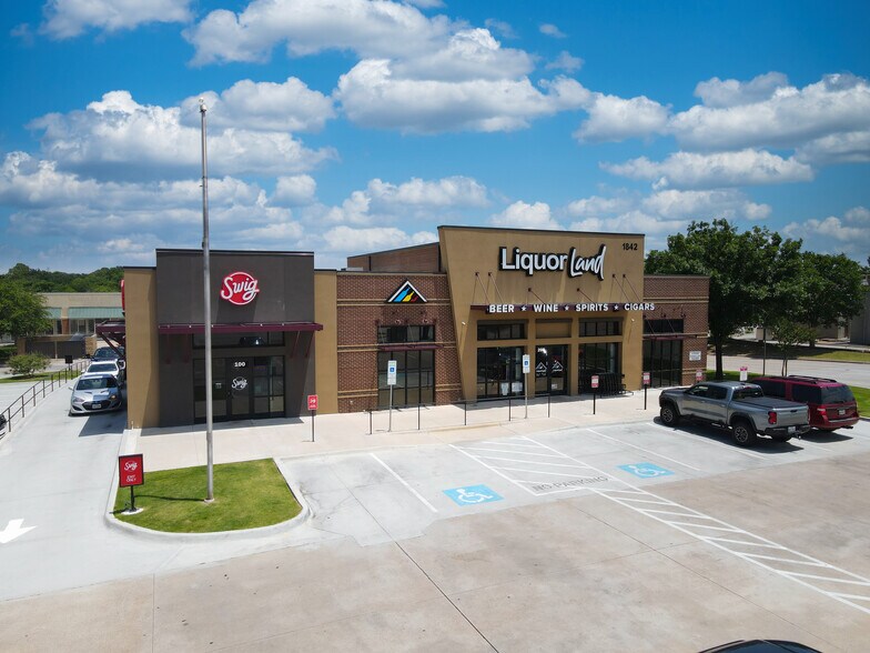 1842 Precinct Line Rd, Hurst, TX à vendre - Photo du bâtiment - Image 2 de 4