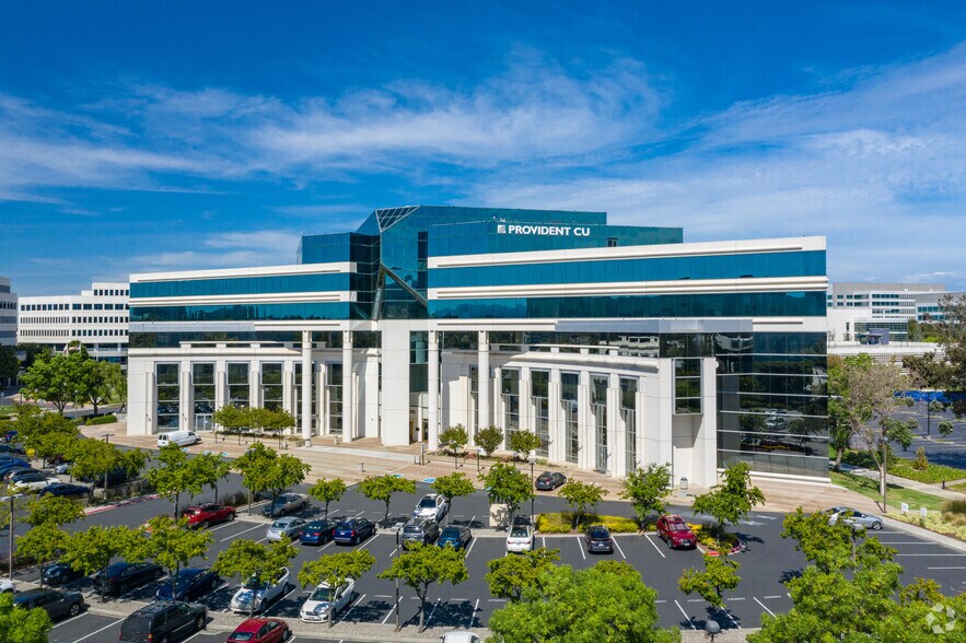 303 Twin Dolphin Dr, Redwood City, CA à louer - Photo du bâtiment - Image 1 de 14