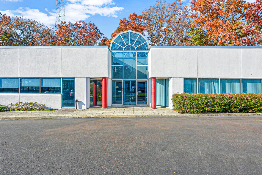 200 Corporate Plz, Islandia, NY for sale - Building Photo - Image 1 of 1