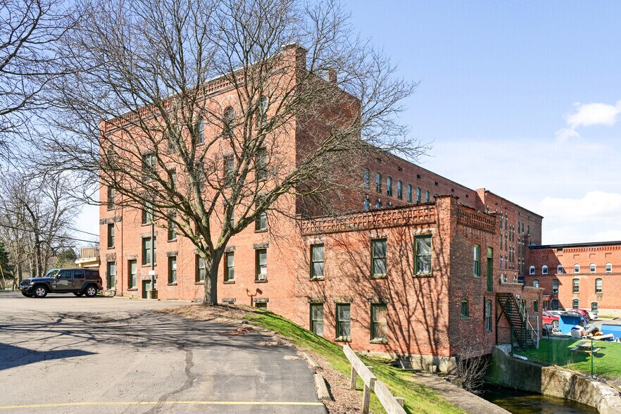 7 Crane St, Clifton Springs, NY à louer - Photo du bâtiment - Image 3 de 11