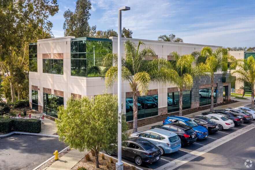 5860 Owens Ave, Carlsbad, CA à vendre - Photo du bâtiment - Image 2 de 18