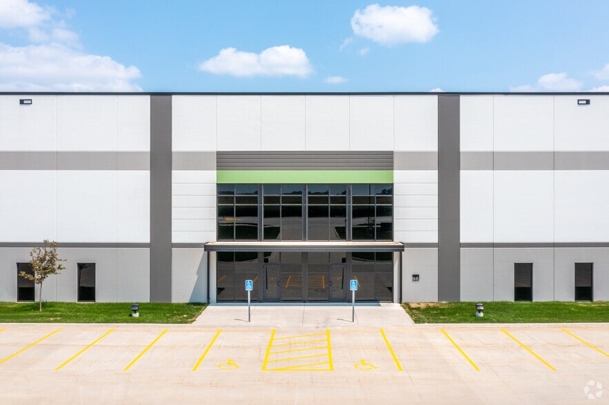 4201 S James St, Grimes, IA à louer - Photo du bâtiment - Image 3 de 8