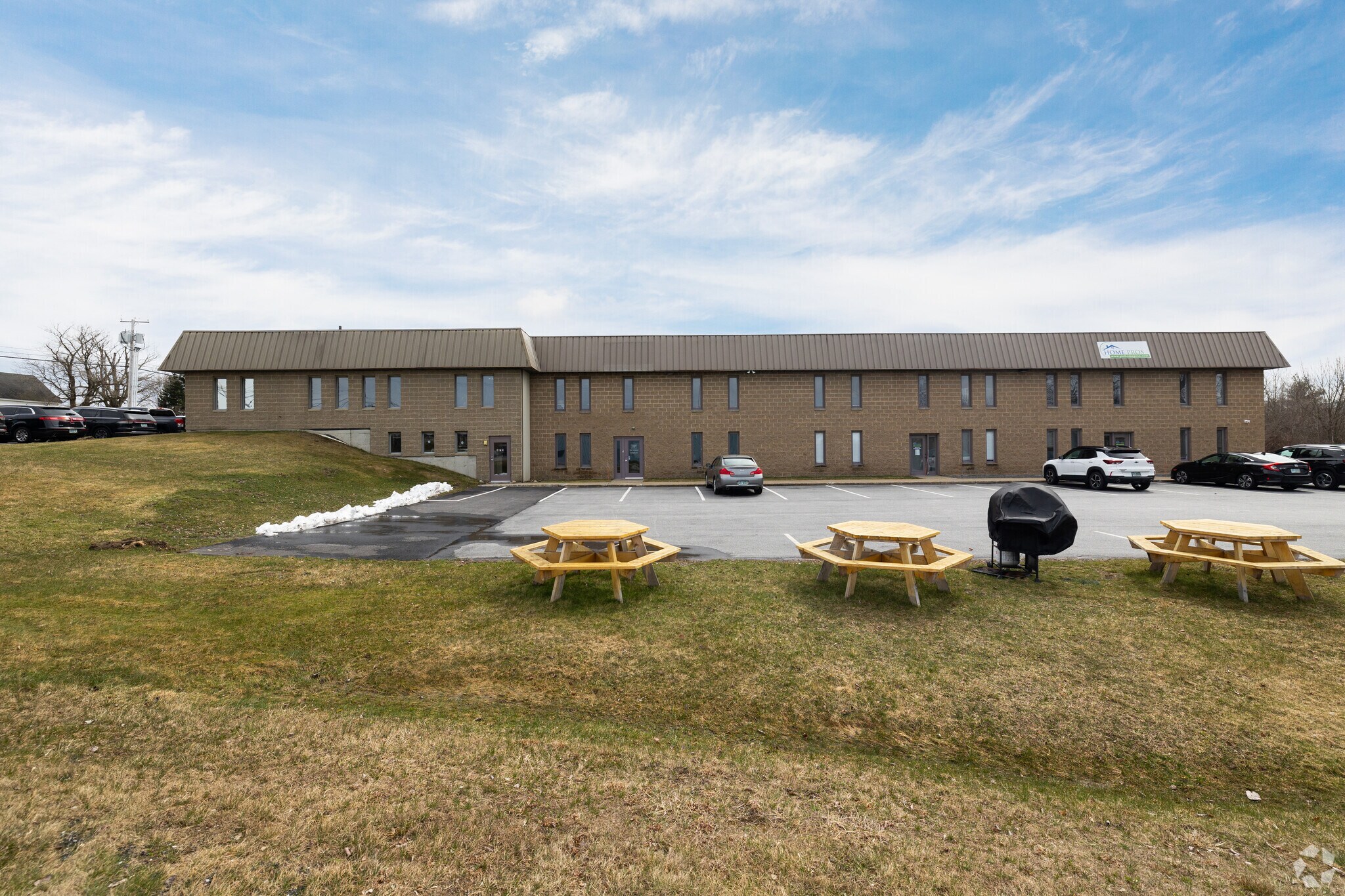 51 Harvey Rd, Londonderry, NH à louer Photo principale- Image 1 de 6