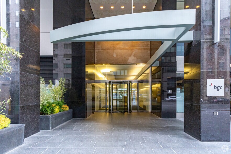 110 E 59th St, New York, NY à louer - Photo du bâtiment - Image 2 de 12