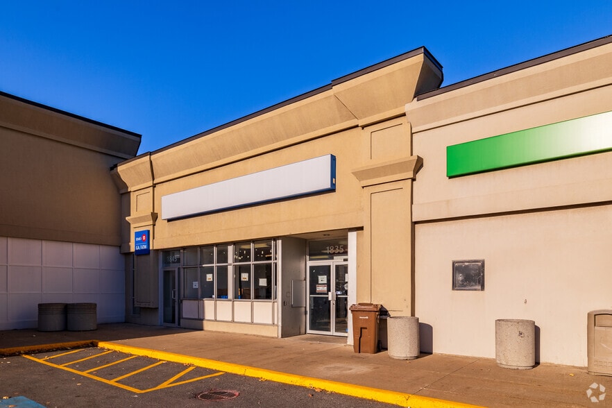 1801-1855 Av O'Brien, Montréal, QC for lease - Building Photo - Image 2 of 7