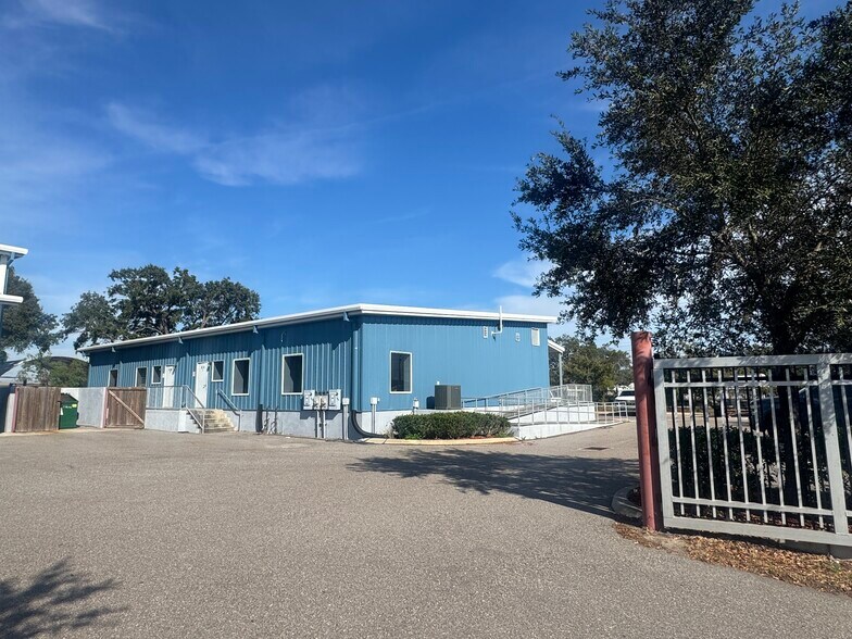 4908 Denver St, Tampa, FL à louer - Photo du bâtiment - Image 2 de 3