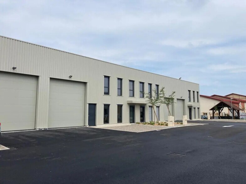 Flex in Décines-Charpieu for lease - Building Photo - Image 1 of 6