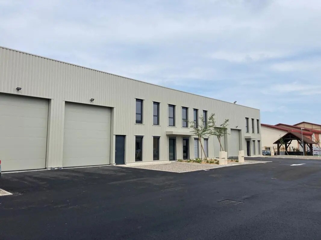 Flex dans Décines-Charpieu à louer Photo du bâtiment- Image 1 de 7