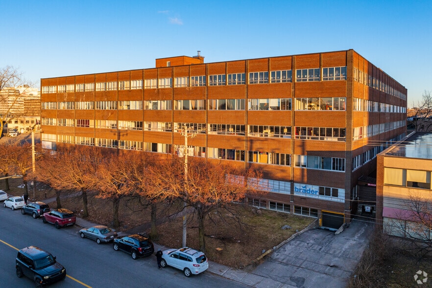 350 Rue De Louvain O, Montréal, QC à louer - Photo du bâtiment - Image 3 de 5