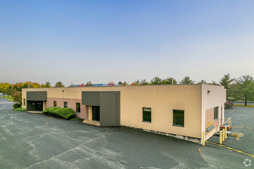 2081-2089 Quaker Pointe Dr, Quakertown, PA à louer - Photo du bâtiment - Image 3 de 5