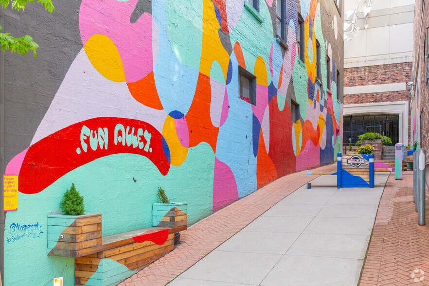 106 1st St W, North Vancouver, BC for sale - Building Photo - Image 2 of 8