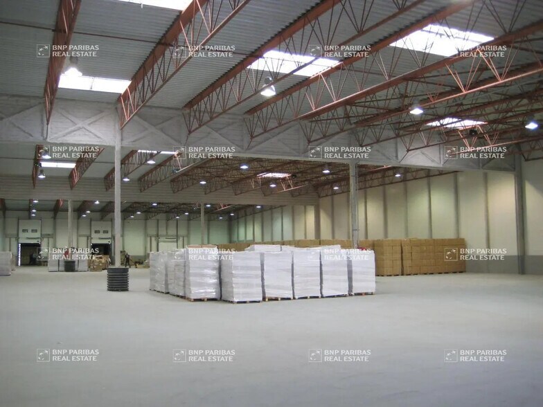 Office in Vitrolles for lease - Interior Photo - Image 3 of 9