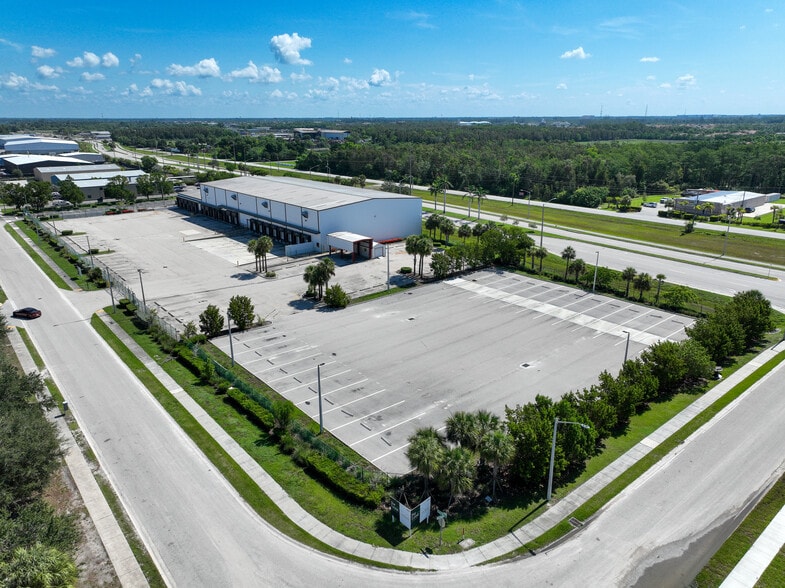 3843 Ironbridge Blvd, Fort Myers, FL for lease - Building Photo - Image 2 of 24