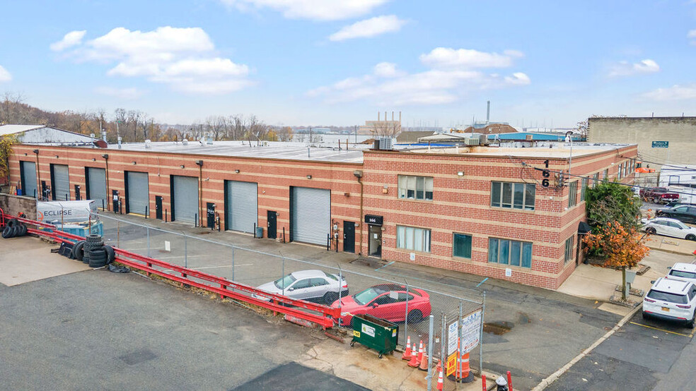 166 Industrial Loop, Staten Island, NY for lease - Building Photo - Image 1 of 10