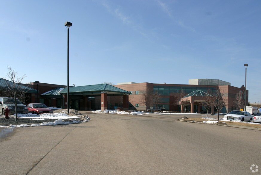 6050-6060 Clearwater Dr, Hopkins, MN à louer - Photo du bâtiment - Image 2 de 18