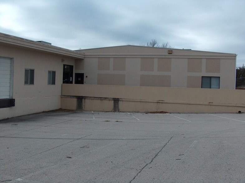 2217 Saint Marys Blvd, Jefferson City, MO for lease - Building Photo - Image 1 of 1