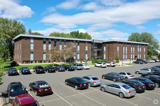 34 Jerome Ave, Bloomfield, CT à louer - Photo du bâtiment - Image 2 de 4