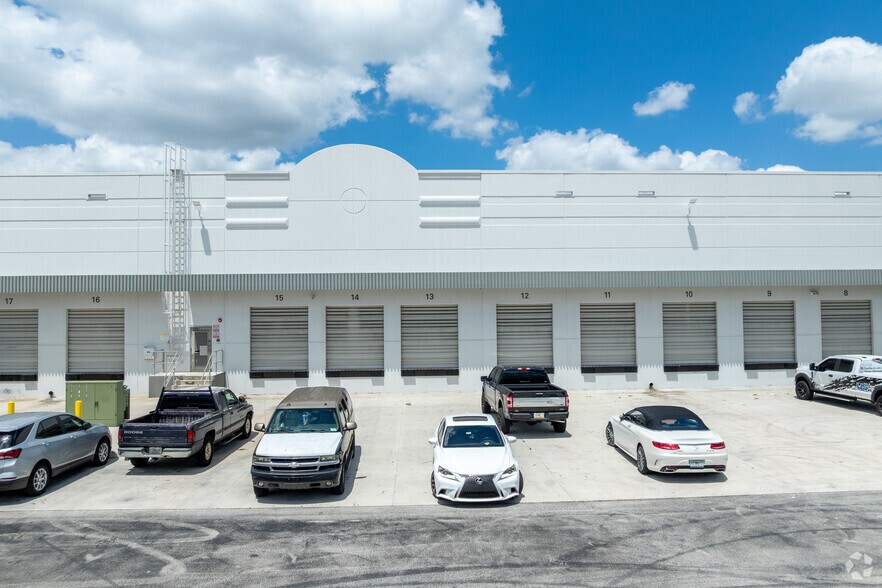 3801-3899 SW 30th Ave, Fort Lauderdale, FL à louer - Photo du bâtiment - Image 2 de 4