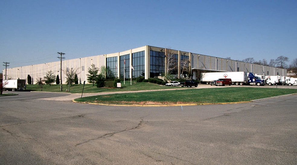 70-96 Distribution Blvd, Edison, NJ for lease - Building Photo - Image 3 of 10