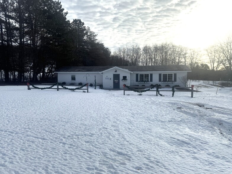 11516 Main St, Honor, MI à vendre - Photo du bâtiment - Image 2 de 17