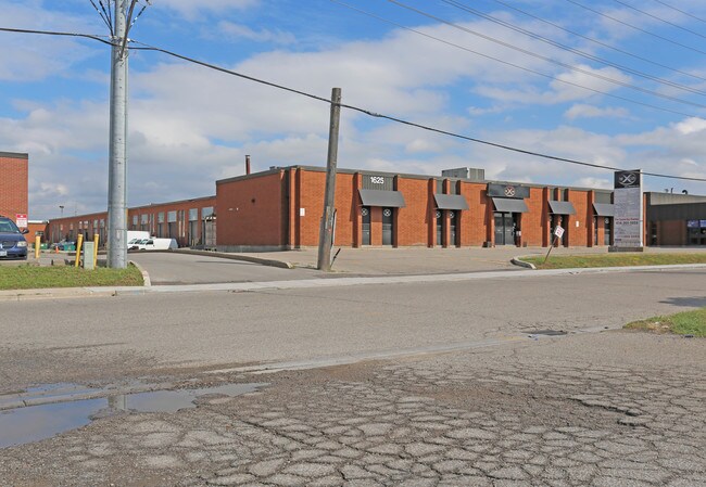 Plus de détails pour 1625 Sismet Rd, Mississauga, ON - Industriel à louer