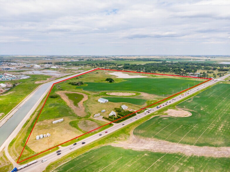 285110 Glenmore Trl SE, Calgary, AB à vendre - Photo du bâtiment - Image 3 de 3