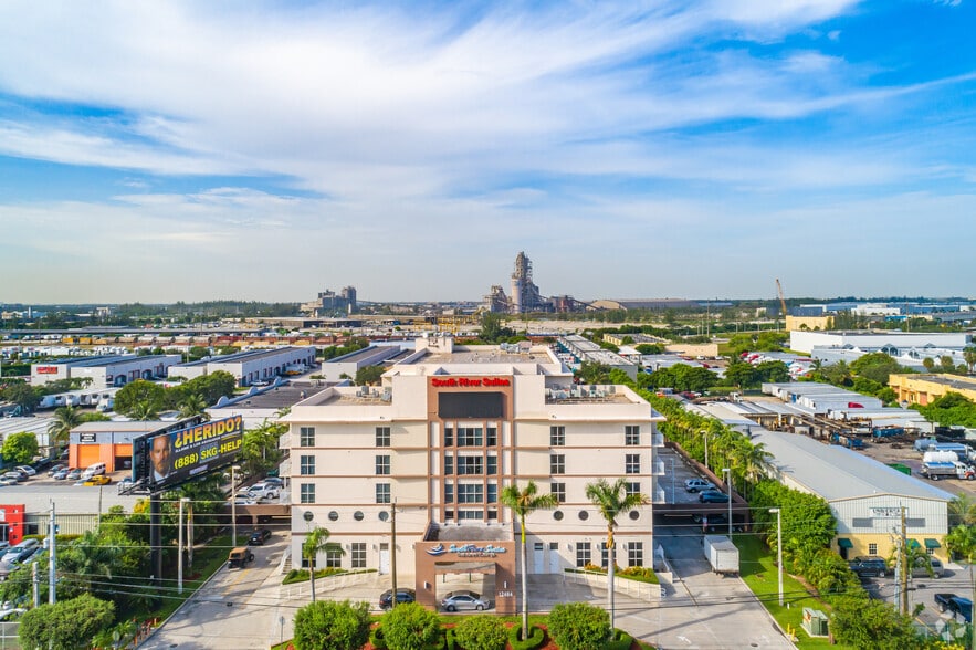 12484 NW South River Dr, Medley, FL à louer - Photo du bâtiment - Image 2 de 14