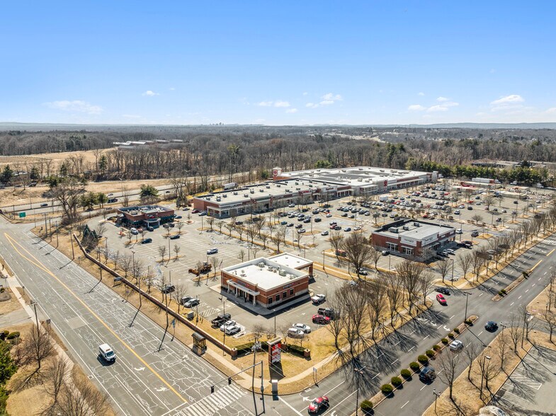 Kennedy Marketplace portfolio sale portefeuille de 3 propriétés à vendre sur LoopNet.ca - Photo du bâtiment - Image 3 de 5