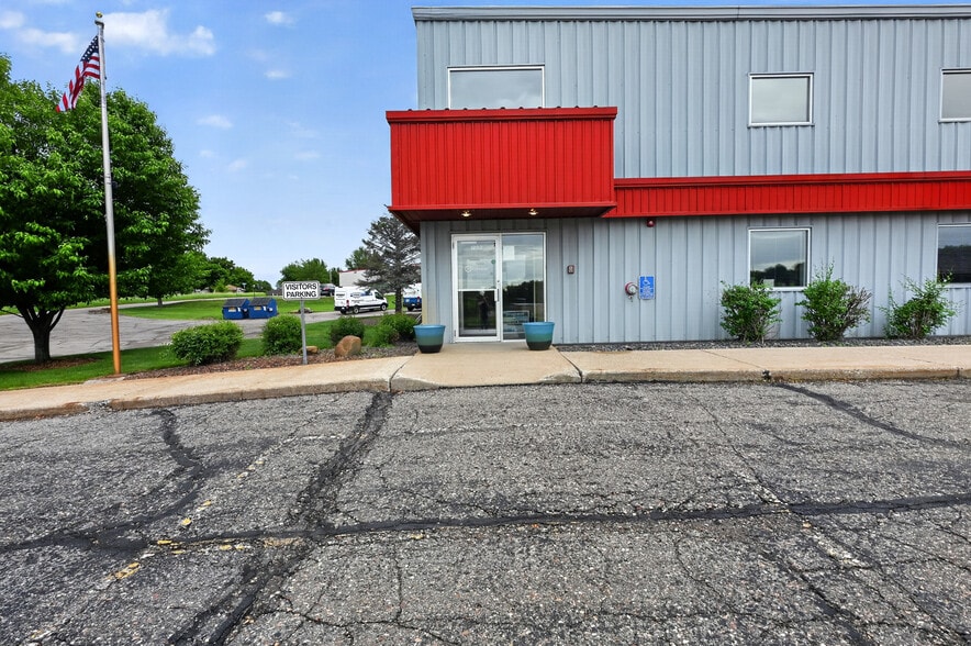1202 Sunridge Dr, Saint Cloud, MN for sale - Building Photo - Image 2 of 16