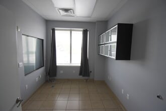 401 W Fairmont Pky, La Porte, TX à louer Photo intérieure- Image 2 de 17