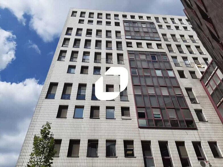 1-3 Place Charles De Gaulle, Montigny-le-Bretonneux for lease - Building Photo - Image 1 of 36