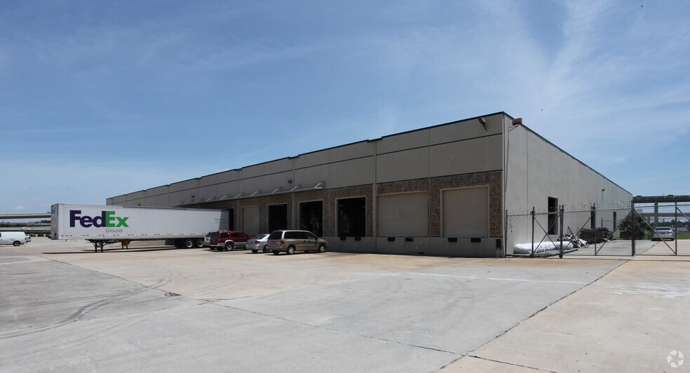 1055 W Sam Houston Pky N, Houston, TX à louer - Photo du bâtiment - Image 3 de 4