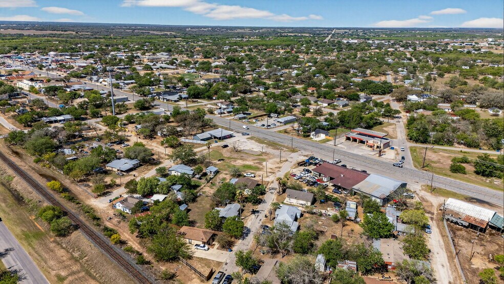 518 N Teel Dr, Devine, TX à vendre - Photo du bâtiment - Image 2 de 21
