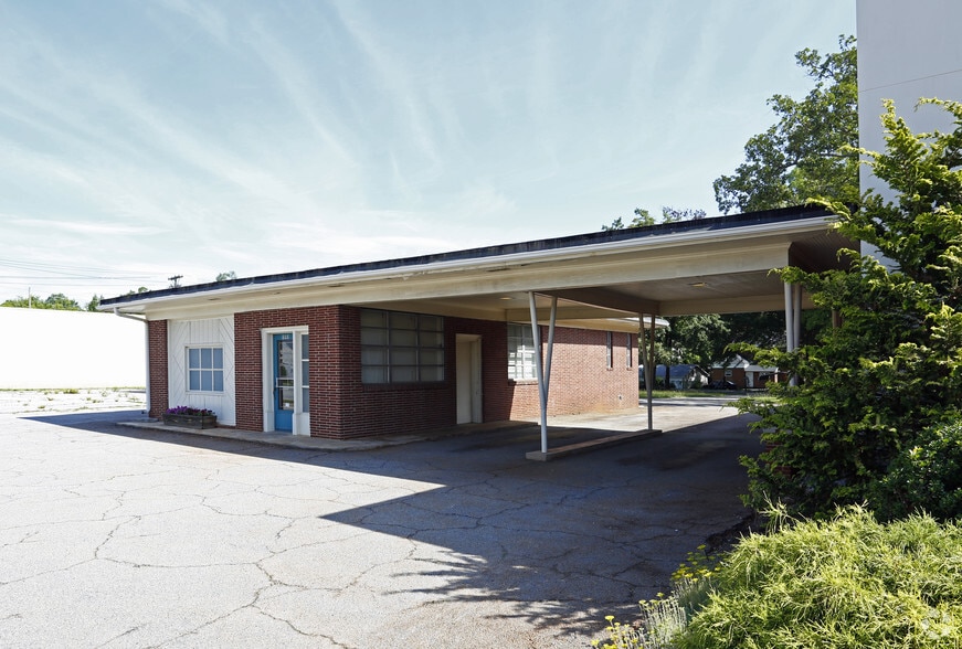 Redevelopment Opportunity | +/-0.66 Acre portfolio of 2 properties for sale on LoopNet.ca - Primary Photo - Image 2 of 22