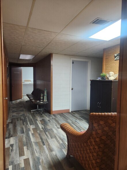 1017 E Kingsbury St, Seguin, TX à louer - Photo du bâtiment - Image 2 de 15