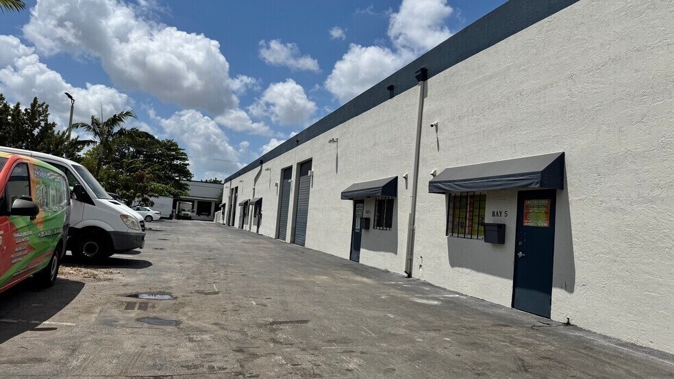 6955-6965 NW 43rd St, Miami, FL à louer - Photo du bâtiment - Image 3 de 6