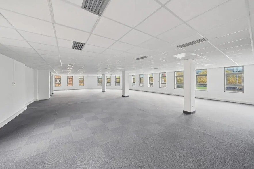 6-8 Rue Eugène Et Armand Peugeot, Rueil-Malmaison for sale - Building Photo - Image 2 of 12