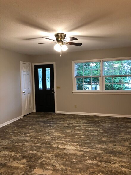 2928 Keith Dr, Sanford, NC à vendre - Photo intérieure - Image 2 de 4