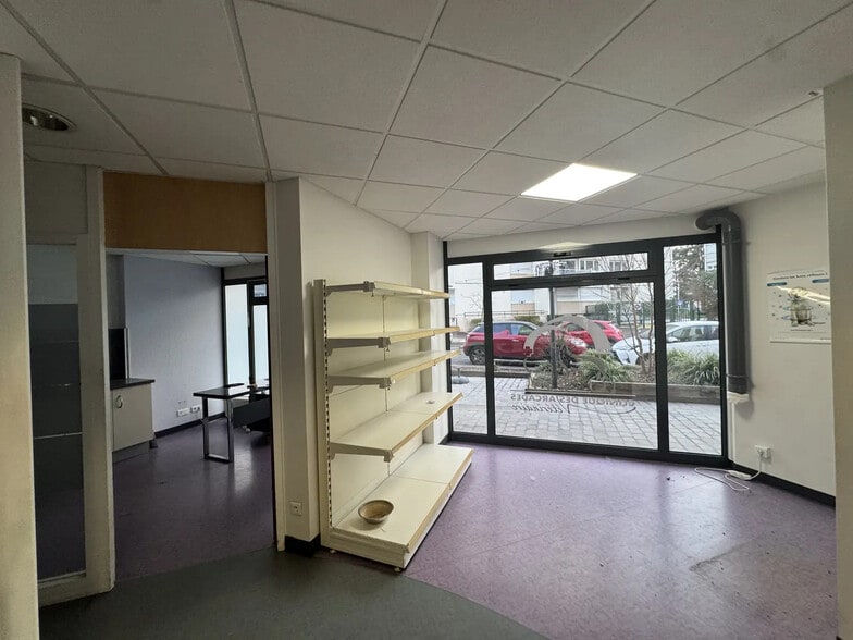 Retail in Chatou for lease - Interior Photo - Image 2 of 9