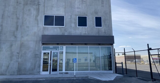 Plus de détails pour 450 39 St N, Lethbridge, AB - Industriel à louer