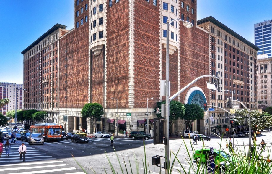 520 S Grand Ave, Los Angeles, CA à louer - Photo du bâtiment - Image 3 de 17
