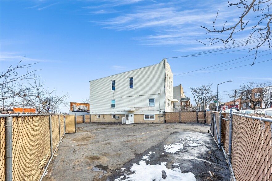 5759 Maspeth Ave, Maspeth, NY for lease - Building Photo - Image 3 of 12